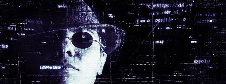 Silhouette d’un pirate informatique sur fond de code