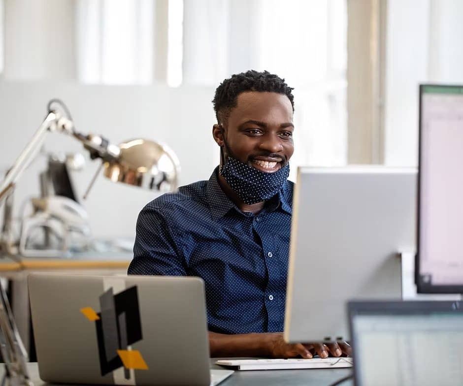 Analyste en cybersécurité à son poste de travail
